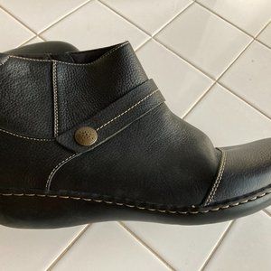 CLARKS Boots Cora Tropic Side Zip Black Leather Flat Ankle Boots Womens Size 12.